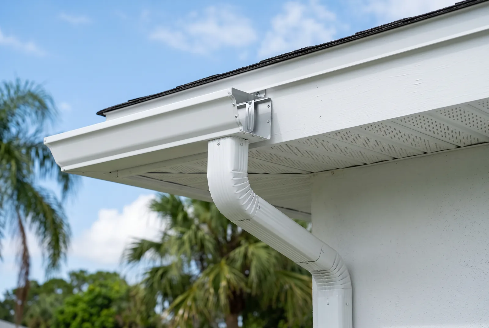 New seamless aluminium gutter and downspout on a Florida home